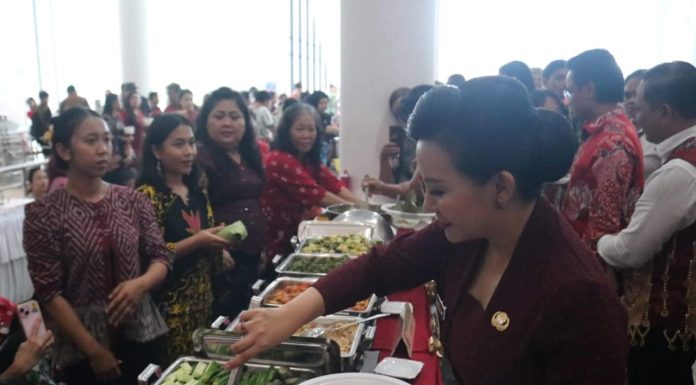 Makan Baranje’ Tradisi HUT Pemda Landak Dengan Makanan Lokal
