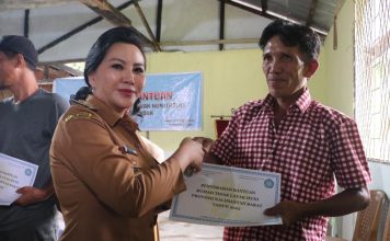Bupati Karolin Serahkan Bantuan RTLH Desa Amboyo Selatan