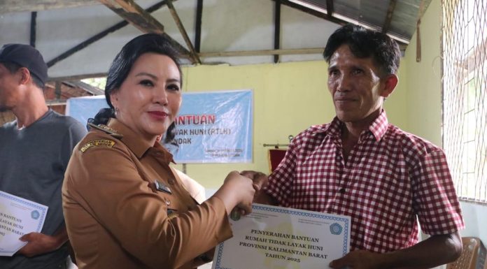 Bupati Karolin Serahkan Bantuan RTLH Desa Amboyo Selatan