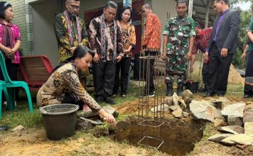 Bupati Karolin Letakkan Batu Pertama Pembangunan Gereja GBMG Pahauman–Paloan
