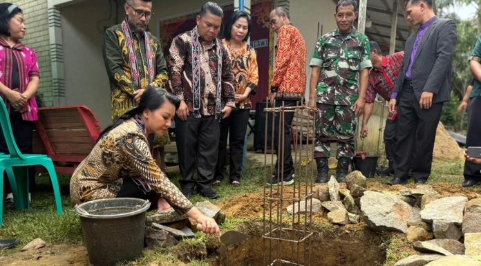 Bupati Karolin Letakkan Batu Pertama Pembangunan Gereja GBMG Pahauman–Paloan