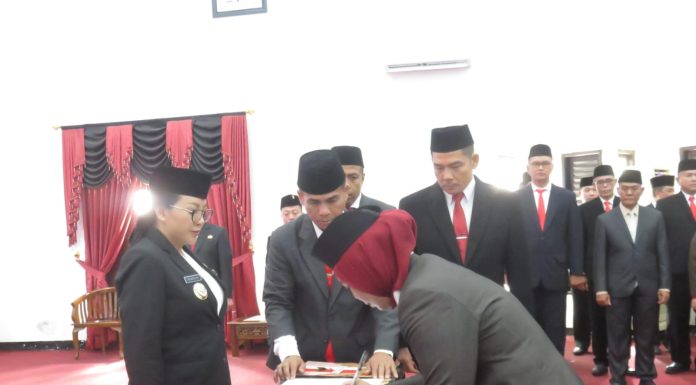 Bupati Karolin Lantik 61 Pejabat, Ada Kadis Hingga Kasi