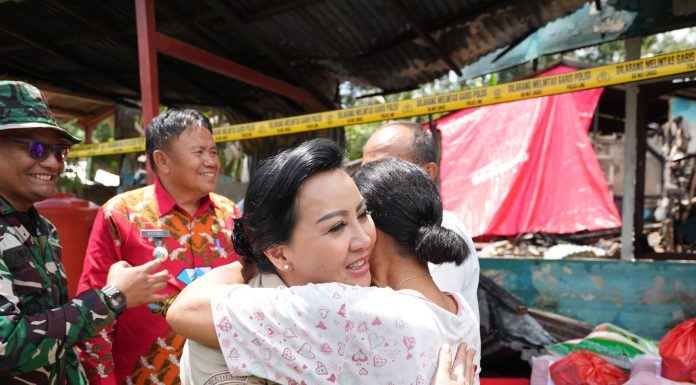 Bupati Karolin Serahkan Bantuan pada Korban Kebakaran Rumah di Desa Garu Mempawah Hulu