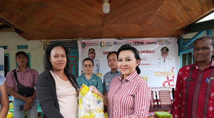 Bupati Karolin Buka Gerakan Pangan Murah di Ngabang, Tekan Harga dan Jaga Stok Pangan