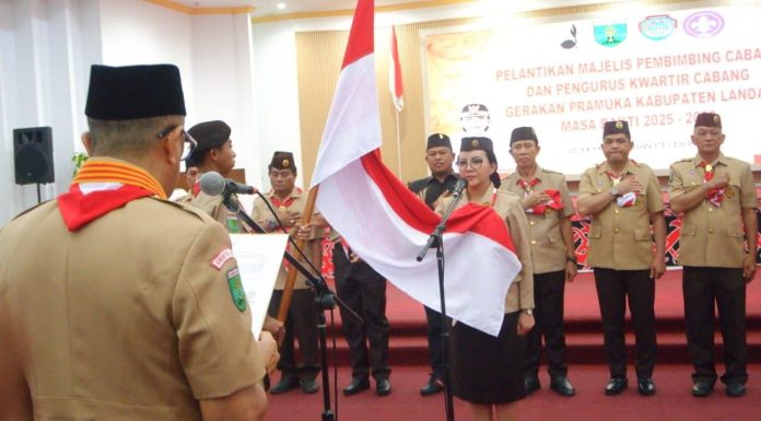 Karolin Margret Natasa Resmi Pimpin Mabicab Gerakan Pramuka Landak