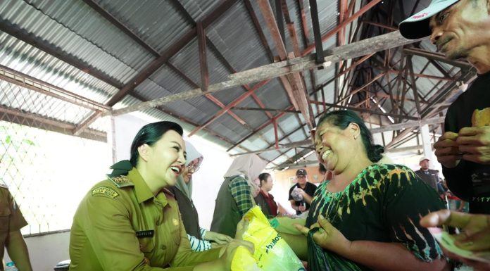 Bupati Karolin Buka Gerakan Pangan Murah, Ringankan Beban Warga Jelang Natal