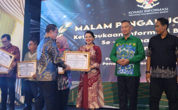 Bupati Landak Raih Dua Penghargaan Keterbukaan Informasi dari Komisi Informasi Kalbar