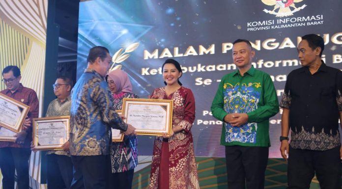 Bupati Landak Raih Dua Penghargaan Keterbukaan Informasi dari Komisi Informasi Kalbar