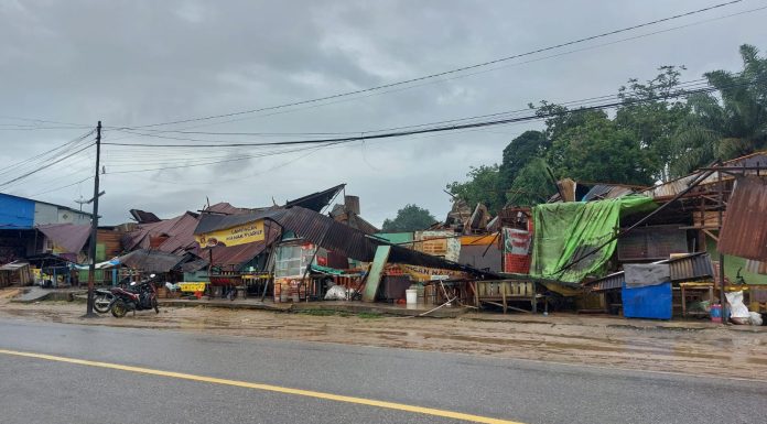 Hujan dan Angin Kencang Robohkan 9 Lapak Pedagang Kuliner di Ngabang