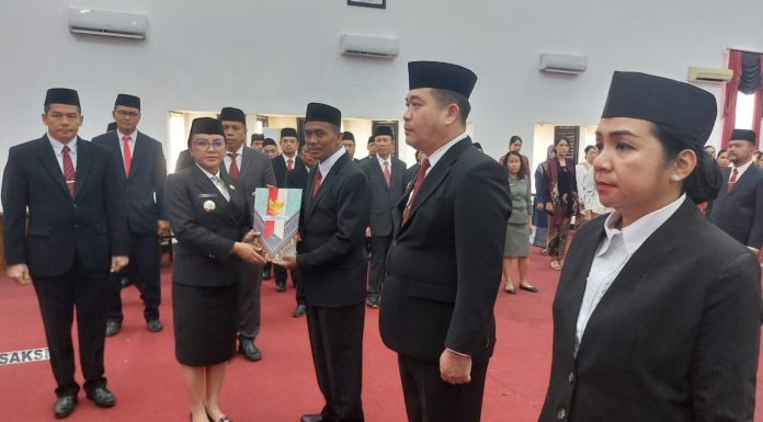 Isi Kekosongan Jabatan, Bupati Karolin Lantik 19 Pejabat Definitif Pemkab Landak