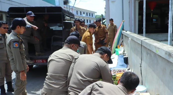 Petugas Gabungan Tertibkan Lapak Liar di Akses Masuk Pasar Rakyat Landak