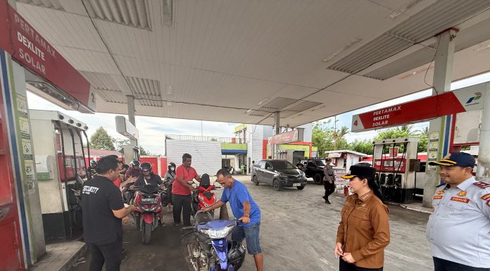 Antrean BBM di Landak Meningkat, Karolin Tinjau Langsung ke SPBU Ngabang