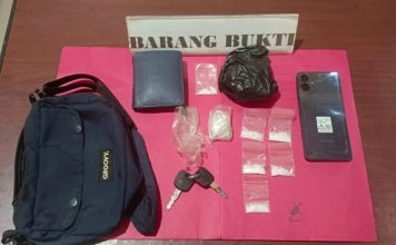 Polisi Ringkus Pengendara Motor Bawa 6 Paket Sabu di Ngabang