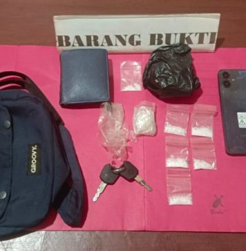 Polisi Ringkus Pengendara Motor Bawa 6 Paket Sabu di Ngabang