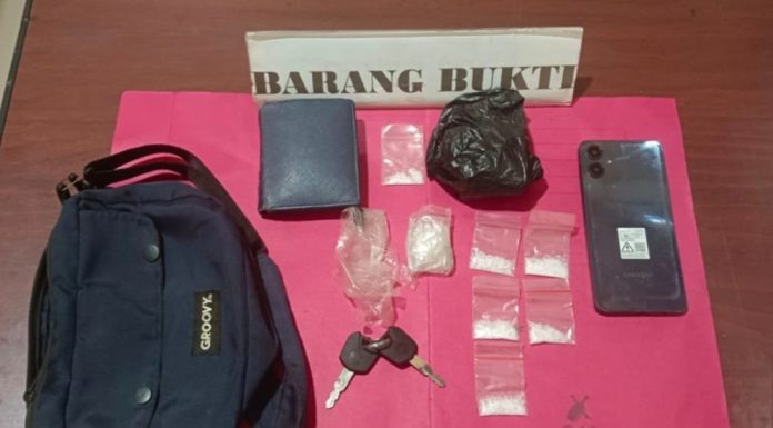 Polisi Ringkus Pengendara Motor Bawa 6 Paket Sabu di Ngabang
