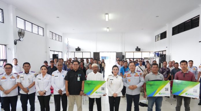 Langkah Nyata Pemkab Landak, Bupati Karolin Beri Jaminan Sosial bagi Pekerja Transportasi