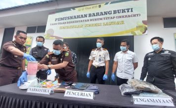 Kejari Landak Musnahkan Barang Bukti 27 Perkara Inkracht, Tegaskan Komitmen Penegakan Hukum