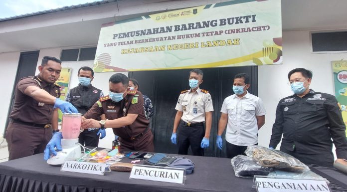 Kejari Landak Musnahkan Barang Bukti 27 Perkara Inkracht, Tegaskan Komitmen Penegakan Hukum