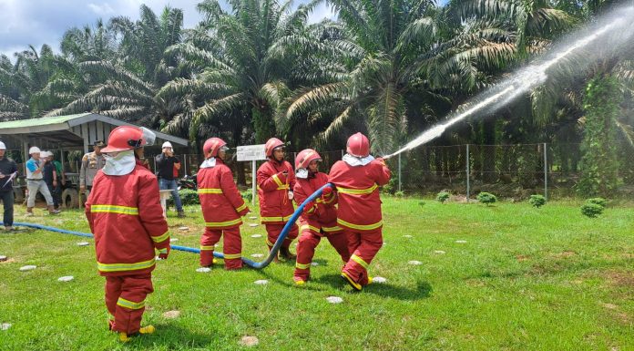 Antisipasi El Niño, Polsek Ngabang Gelar Sosialisasi dan Simulasi Karhutla di PT IPM