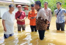 Banjir Rendam Permukiman di Jelimpo, Wakil Bupati Landak Turun Tangan Pantau Kondisi Warga