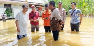 Banjir Rendam Permukiman di Jelimpo, Wakil Bupati Landak Turun Tangan Pantau Kondisi Warga