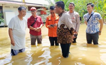 Banjir Rendam Permukiman di Jelimpo, Wakil Bupati Landak Turun Tangan Pantau Kondisi Warga