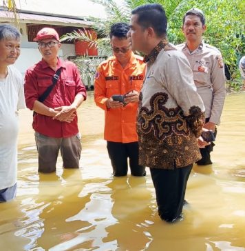 Banjir Rendam Permukiman di Jelimpo, Wakil Bupati Landak Turun Tangan Pantau Kondisi Warga
