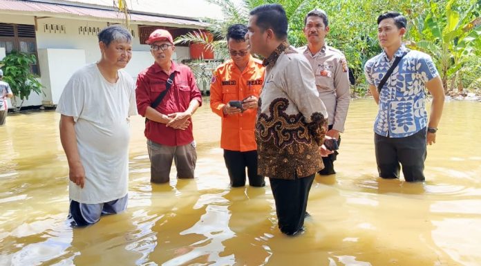 Banjir Rendam Permukiman di Jelimpo, Wakil Bupati Landak Turun Tangan Pantau Kondisi Warga