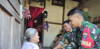 Babinsa Koramil Air Besar Salurkan Bantuan Beras untuk Warga Serimbu