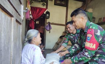 Babinsa Koramil Air Besar Salurkan Bantuan Beras untuk Warga Serimbu