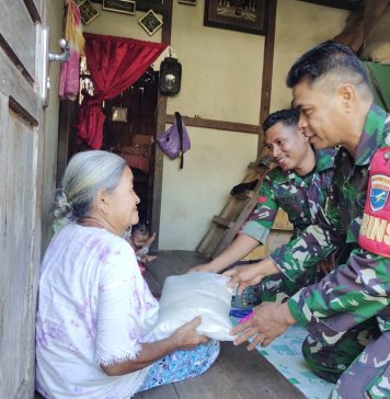 Babinsa Koramil Air Besar Salurkan Bantuan Beras untuk Warga Serimbu