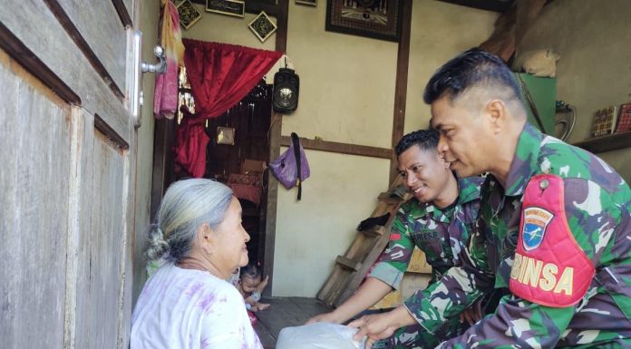 Babinsa Koramil Air Besar Salurkan Bantuan Beras untuk Warga Serimbu