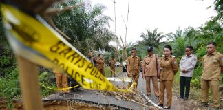 Bupati Landak Karolin Margret Natasa Cek Langsung Lokasi Longsor di Desa Angan Tembawang