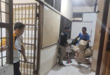 Personel Polsek Ngabang Gelar Jumat Bersih, Ciptakan Lingkungan Kerja Nyaman dan Sehat