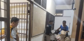 Personel Polsek Ngabang Gelar Jumat Bersih, Ciptakan Lingkungan Kerja Nyaman dan Sehat