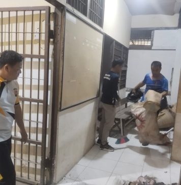Personel Polsek Ngabang Gelar Jumat Bersih, Ciptakan Lingkungan Kerja Nyaman dan Sehat