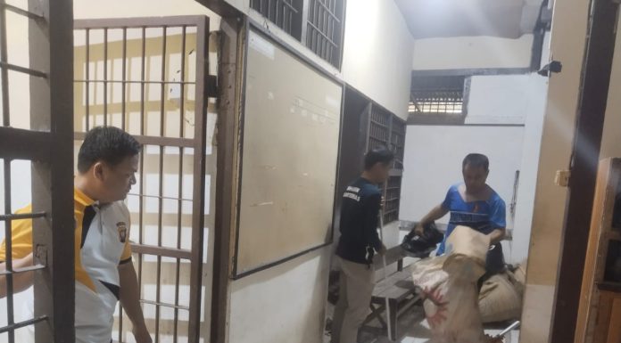 Personel Polsek Ngabang Gelar Jumat Bersih, Ciptakan Lingkungan Kerja Nyaman dan Sehat