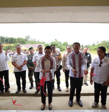 Bupati Karolin Resmikan SMPN 5 Air Besar