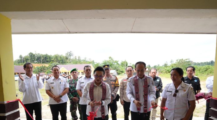 Bupati Karolin Resmikan SMPN 5 Air Besar