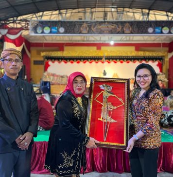 Buka Festival Grebeg Suro 2026, Bupati Karolin Ajak Masyarakat Landak Rawat Persatuan