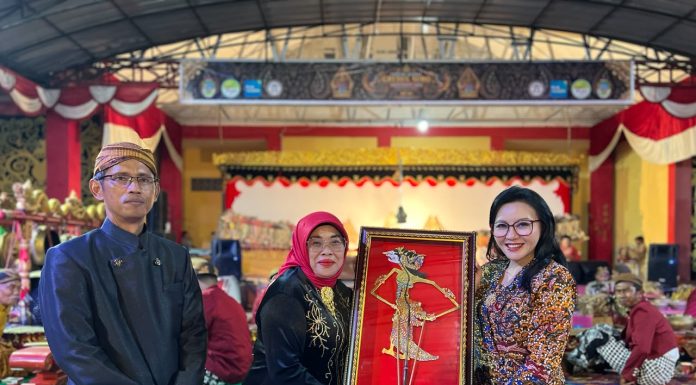 Buka Festival Grebeg Suro 2026, Bupati Karolin Ajak Masyarakat Landak Rawat Persatuan