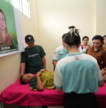 Bupati Karolin Inisiasi Sunatan Massal di Mandor, Ingatkan Orang Tua Jaga Kesehatan dan Gizi Anak