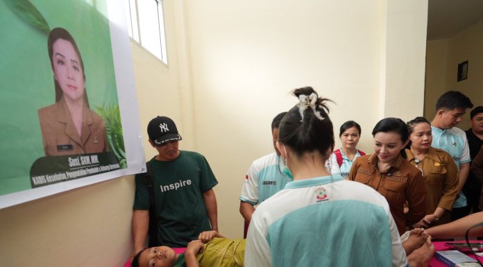 Bupati Karolin Inisiasi Sunatan Massal di Mandor, Ingatkan Orang Tua Jaga Kesehatan dan Gizi Anak