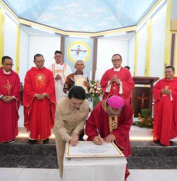 Resmikan Gereja Stasi Dano, Bupati Karolin Serukan Kebangkitan Pendidikan Anak Muda Landak