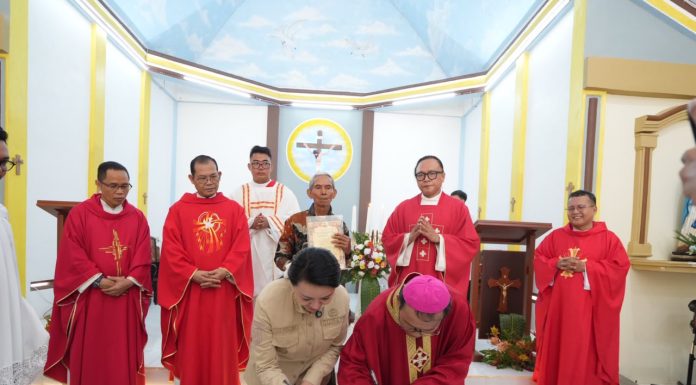 Resmikan Gereja Stasi Dano, Bupati Karolin Serukan Kebangkitan Pendidikan Anak Muda Landak