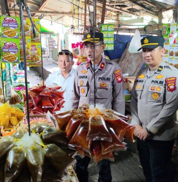 Polres Landak dan Diskumdag Sidak Pasar, Pastikan Stok Bapokting, BBM, dan LPG Tetap Aman
