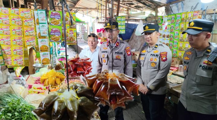 Polres Landak dan Diskumdag Sidak Pasar, Pastikan Stok Bapokting, BBM, dan LPG Tetap Aman