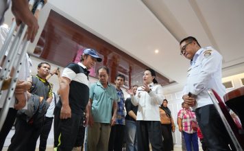 Bupati Karolin Serahkan Bantuan untuk Korban Musibah di Landak