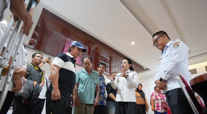 Bupati Karolin Serahkan Bantuan untuk Korban Musibah di Landak