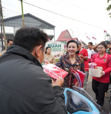 Pimpin Pembagian Bendera, Karolin: Efisiensi Anggaran Tak Boleh Kurangi Pelayanan Masyarakat